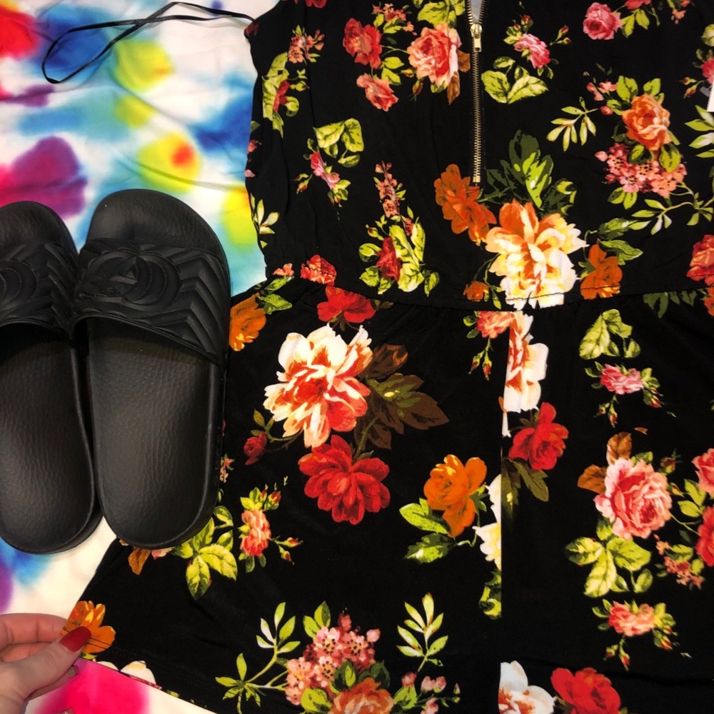 BLACK STRETCH FLORAL ROMPER 🌺 - Picture 2 of 3